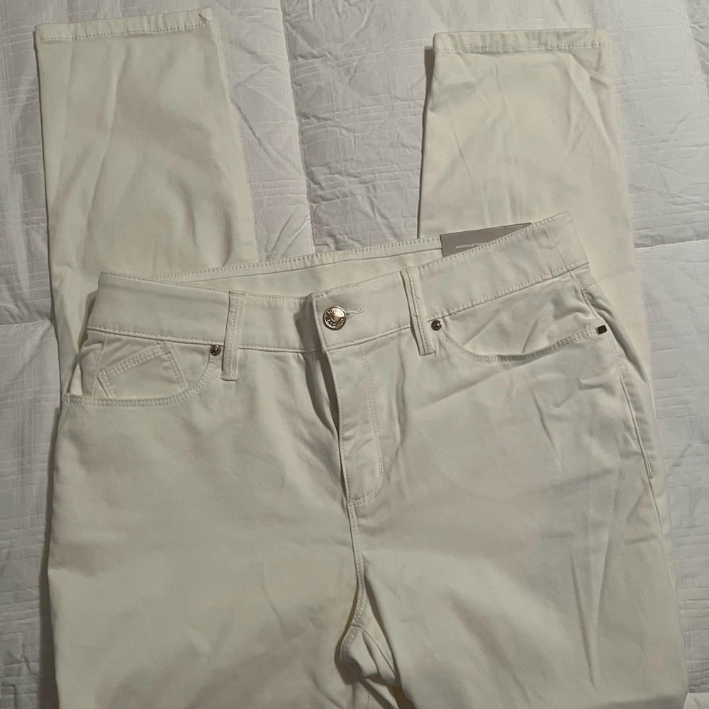 NWT Chico's Off-White Secret Stretch Jeggings. Size 1P/8P